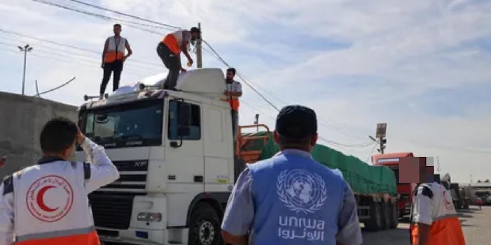 The Palestine Red Crescent and UNRWA coordinate the entry of humanitarian aid into Gaza